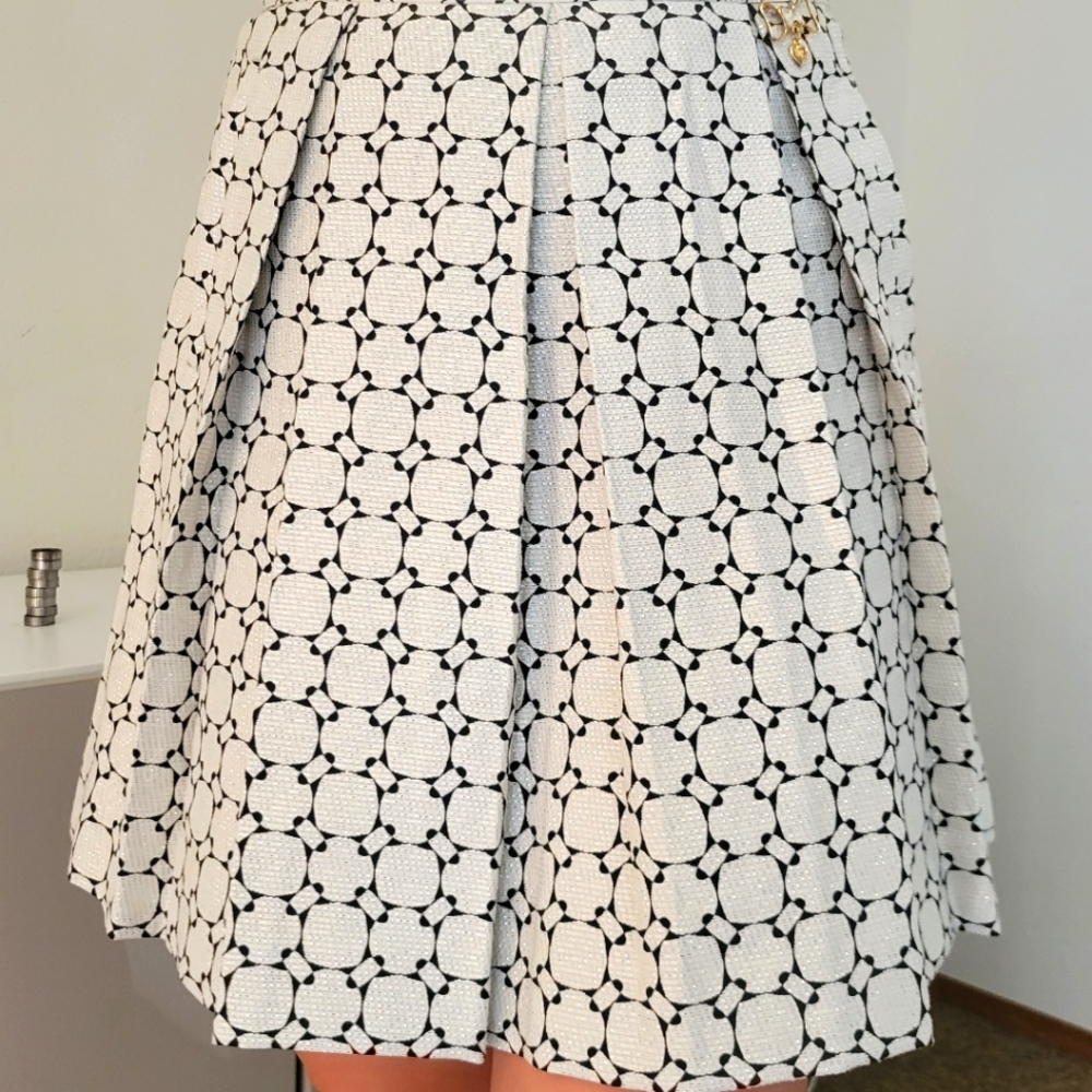 NWT! VIA DELLE PERLE Pleated Beige Skirt